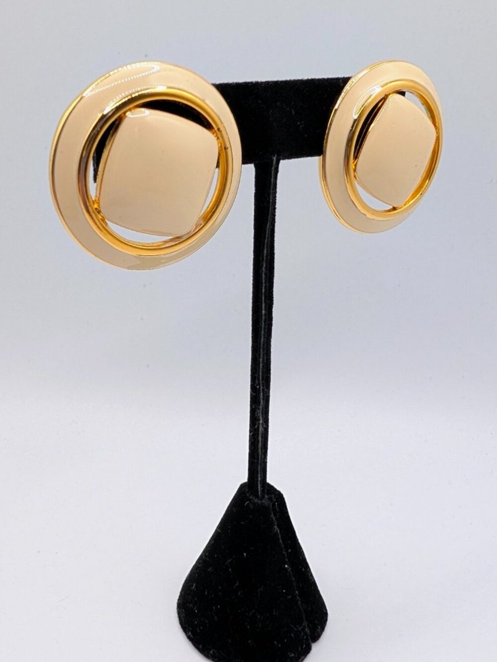 Monet Cream Colored Vintage Earrings in Gold Tones - Mid-Century Style - Picture 5 of 10